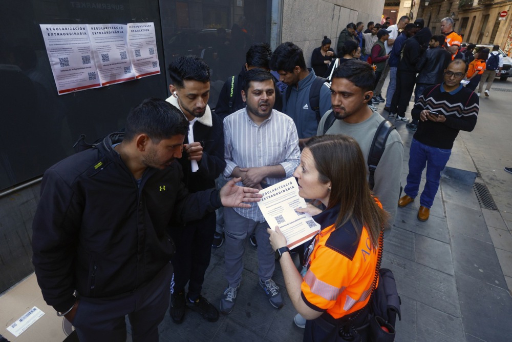 FOTO Migranti u dugim redovima u Španjolskoj. Koriste priliku koju im je dao Sánchez