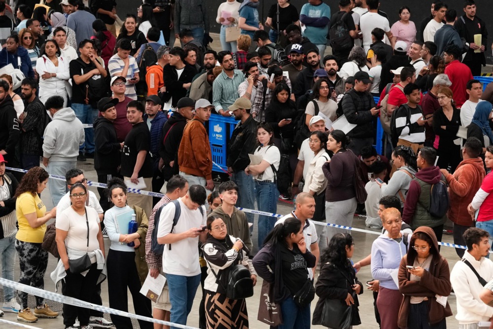 FOTO Migranti u dugim redovima u Španjolskoj. Koriste priliku koju im je dao Sánchez