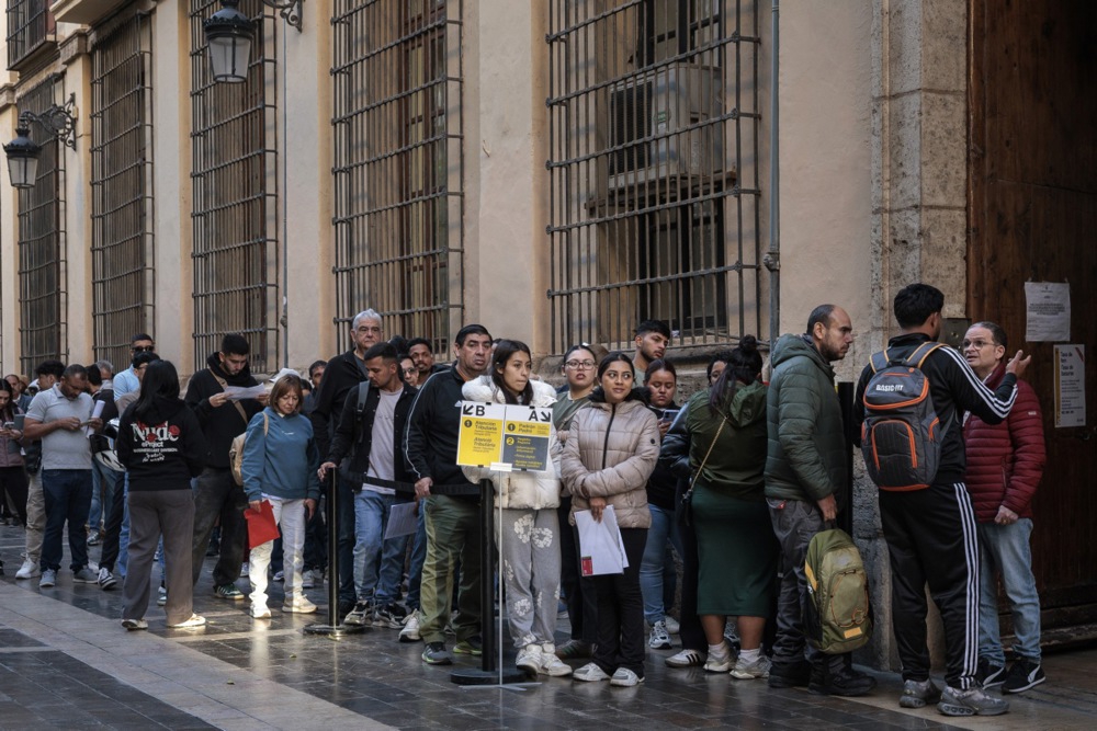 FOTO Migranti u dugim redovima u Španjolskoj. Koriste priliku koju im je dao Sánchez