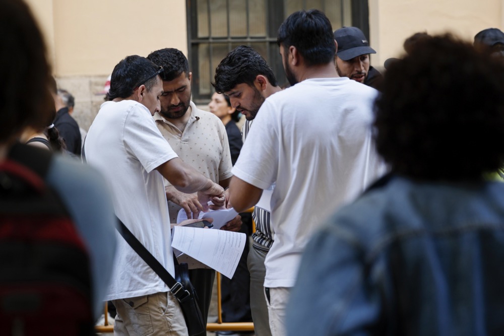 FOTO Migranti u dugim redovima u Španjolskoj. Koriste priliku koju im je dao Sánchez