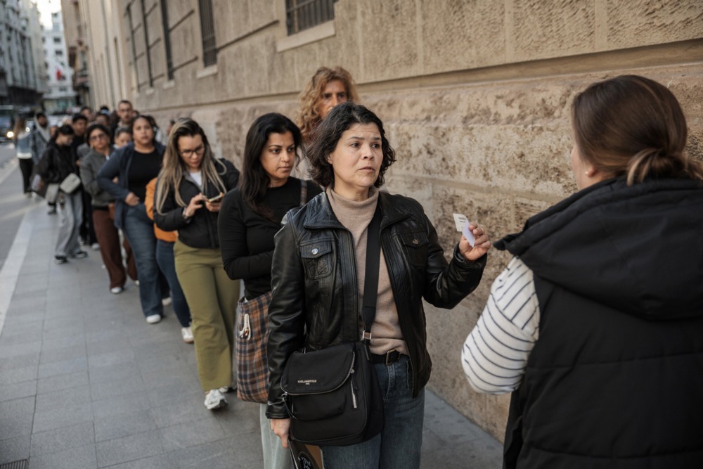 FOTO Migranti u dugim redovima u Španjolskoj. Koriste priliku koju im je dao Sánchez