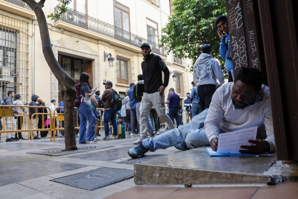 FOTO Migranti u dugim redovima u Španjolskoj. Koriste priliku koju im je dao Sánchez
