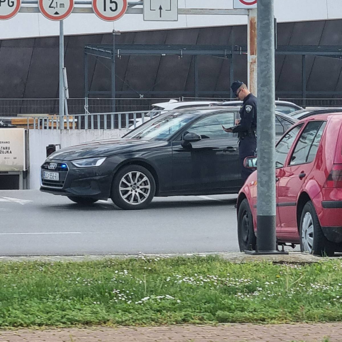 FOTO Evakuiran šoping-centar u Osijeku. Policija s dugim cijevima sve ogradila