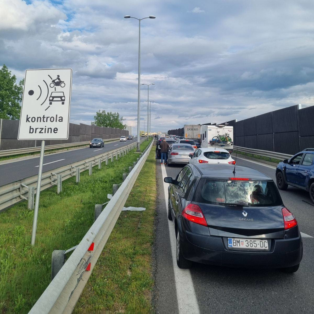 FOTO Evakuiran šoping-centar u Osijeku. Policija s dugim cijevima sve ogradila