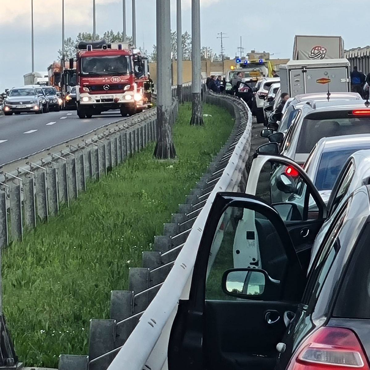 FOTO Evakuiran šoping-centar u Osijeku. Policija s dugim cijevima sve ogradila