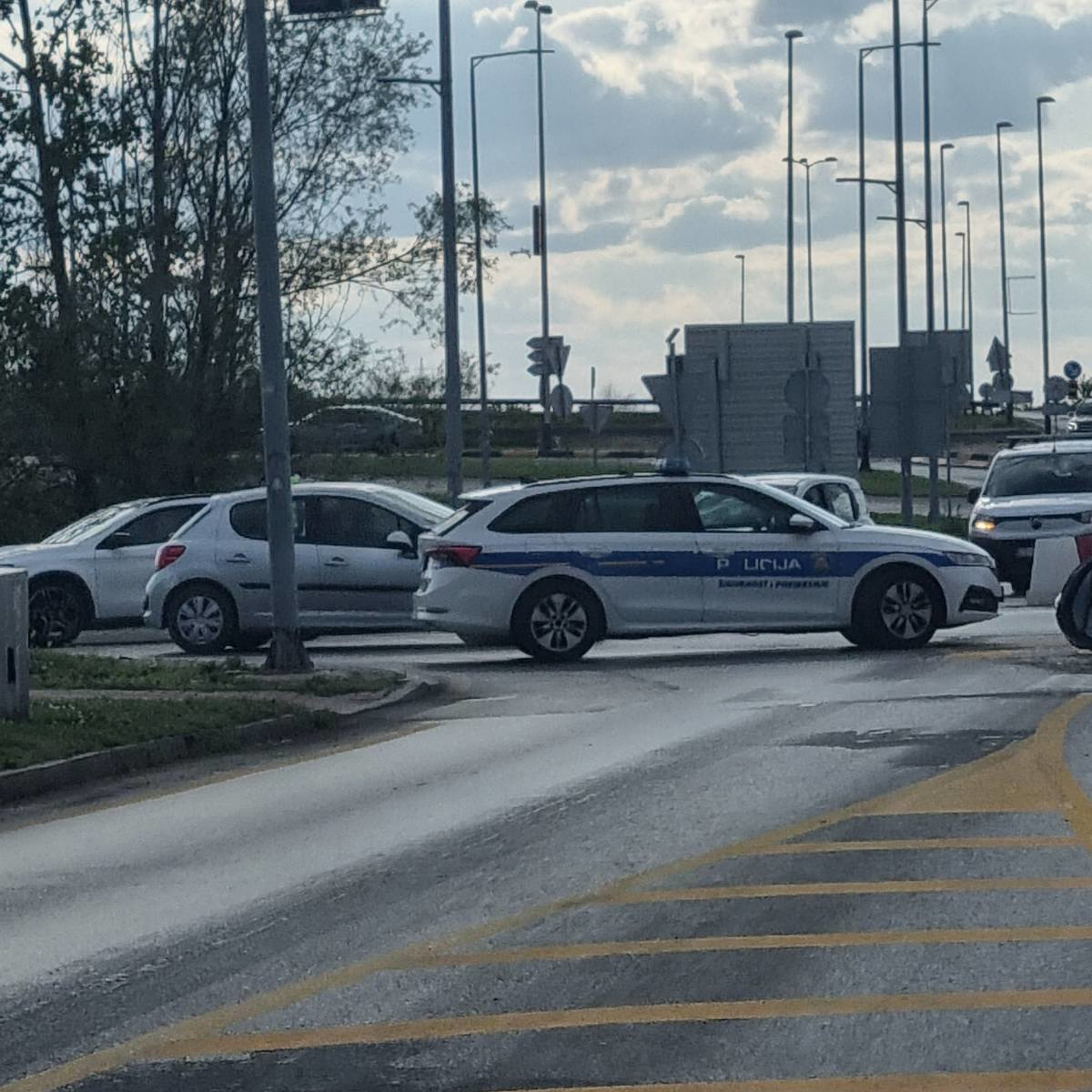 FOTO Evakuiran šoping-centar u Osijeku. Policija s dugim cijevima sve ogradila