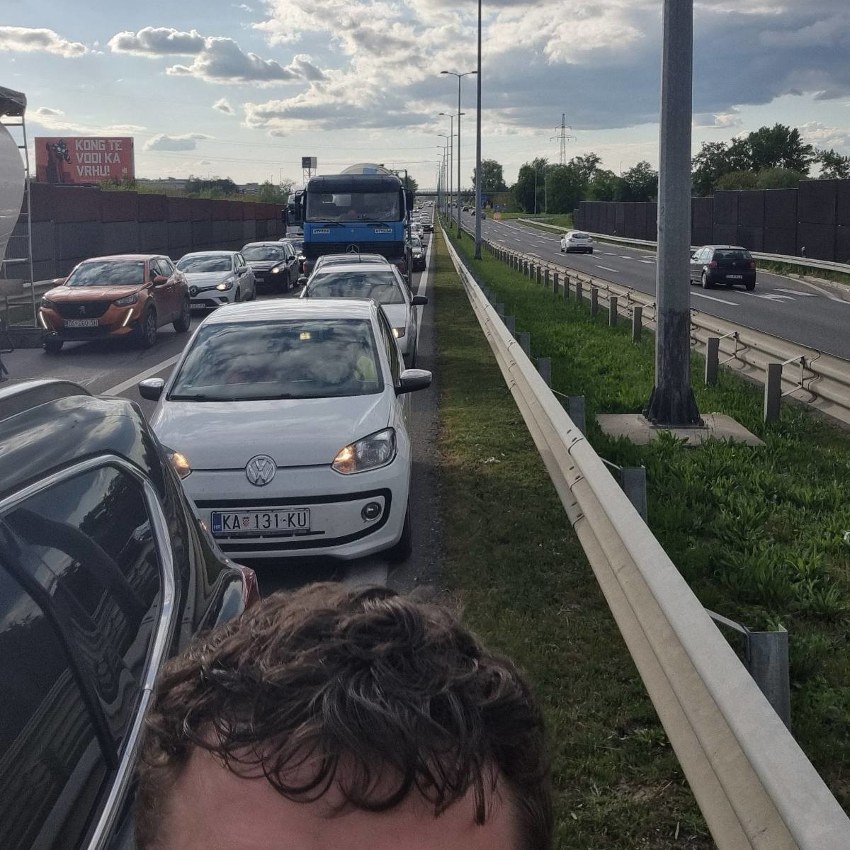 FOTO Evakuiran šoping-centar u Osijeku. Policija s dugim cijevima sve ogradila
