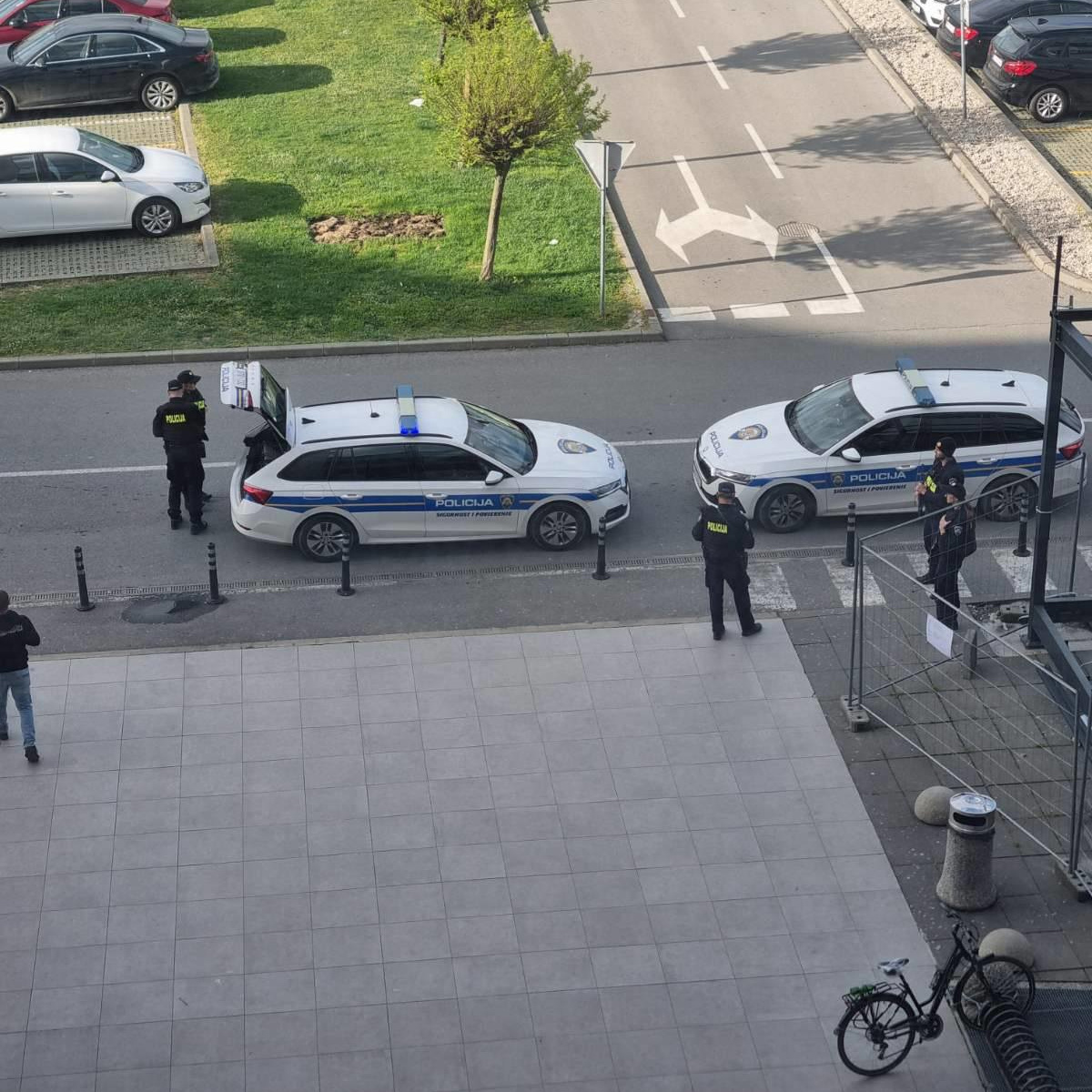 FOTO Evakuiran šoping-centar u Osijeku. Policija s dugim cijevima sve ogradila