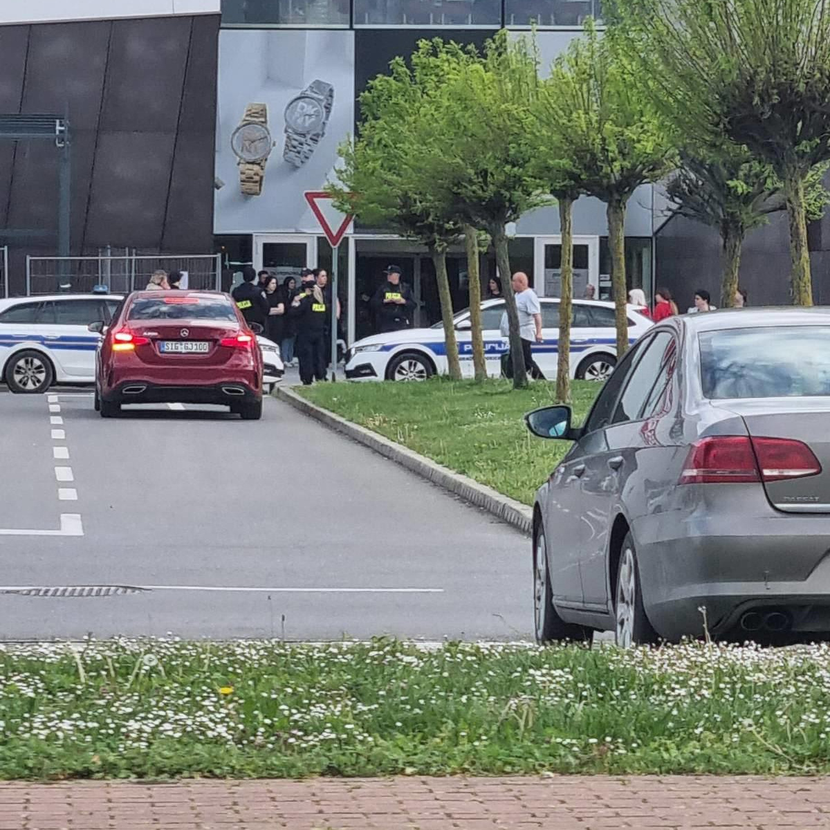 FOTO Evakuiran šoping-centar u Osijeku. Policija s dugim cijevima sve ogradila
