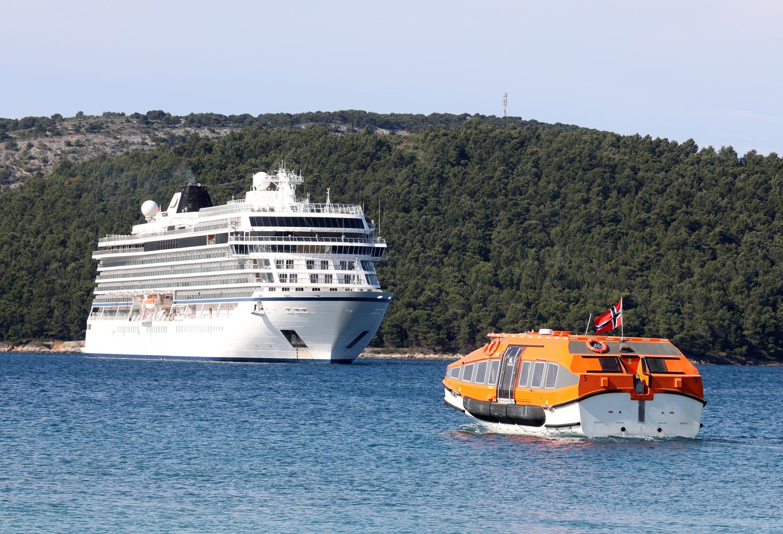 Luksuzni kruzer nije mogao pristati u Šibeniku. Putnike prevezli brodom pa busevima