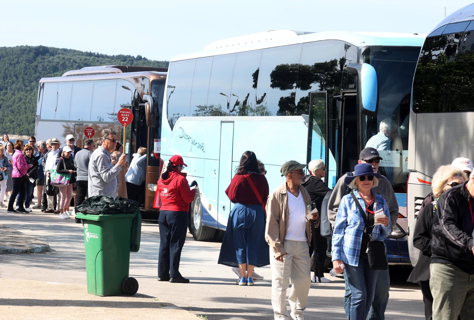 Luksuzni kruzer nije mogao pristati u Šibeniku. Putnike prevezli brodom pa busevima