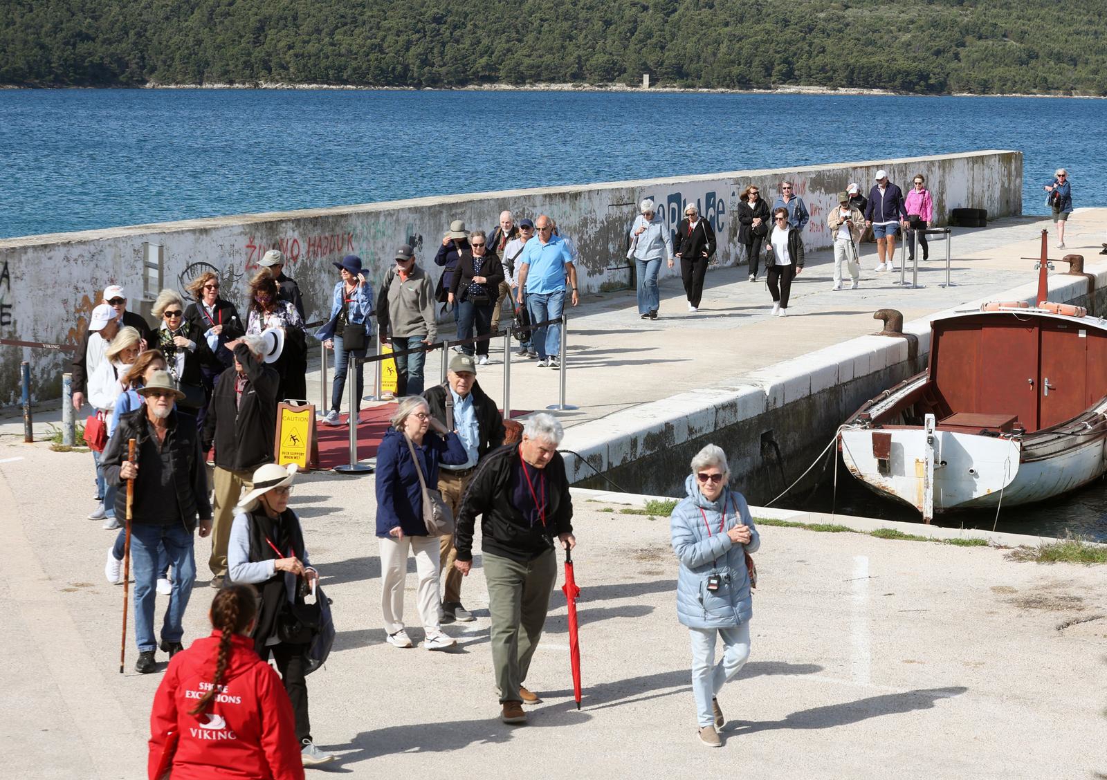 Luksuzni kruzer nije mogao pristati u Šibeniku. Putnike prevezli brodom pa busevima