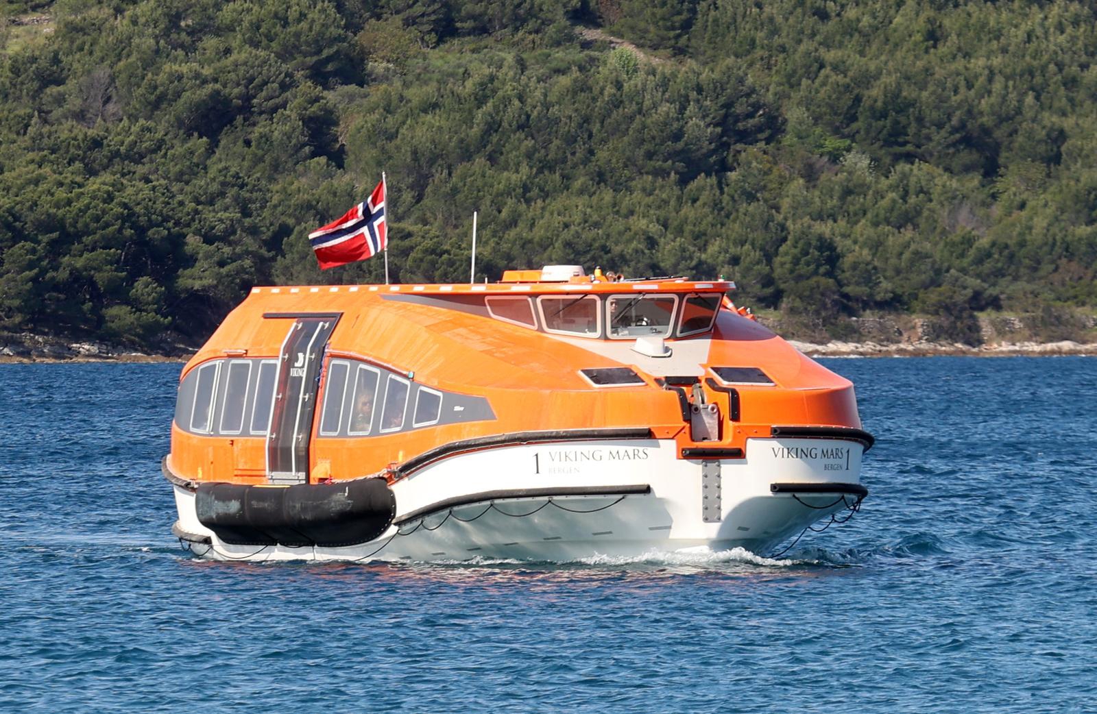 Luksuzni kruzer nije mogao pristati u Šibeniku. Putnike prevezli brodom pa busevima