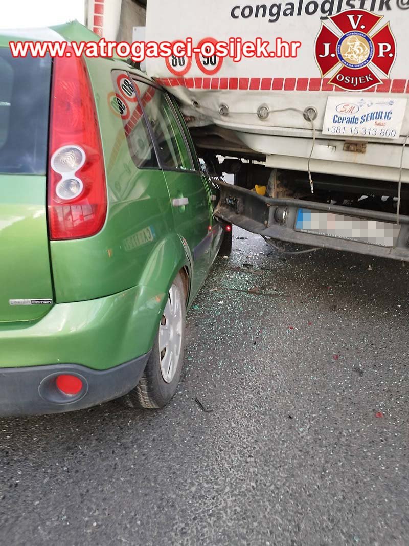 FOTO Auto podletio pod kamion u Osijeku, dvoje teško ozlijeđenih. Krov auta smrskan