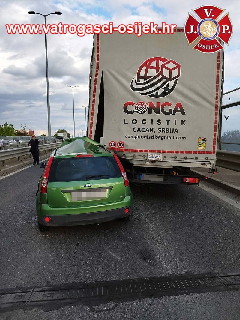 FOTO Auto podletio pod kamion u Osijeku, dvoje teško ozlijeđenih. Krov auta smrskan