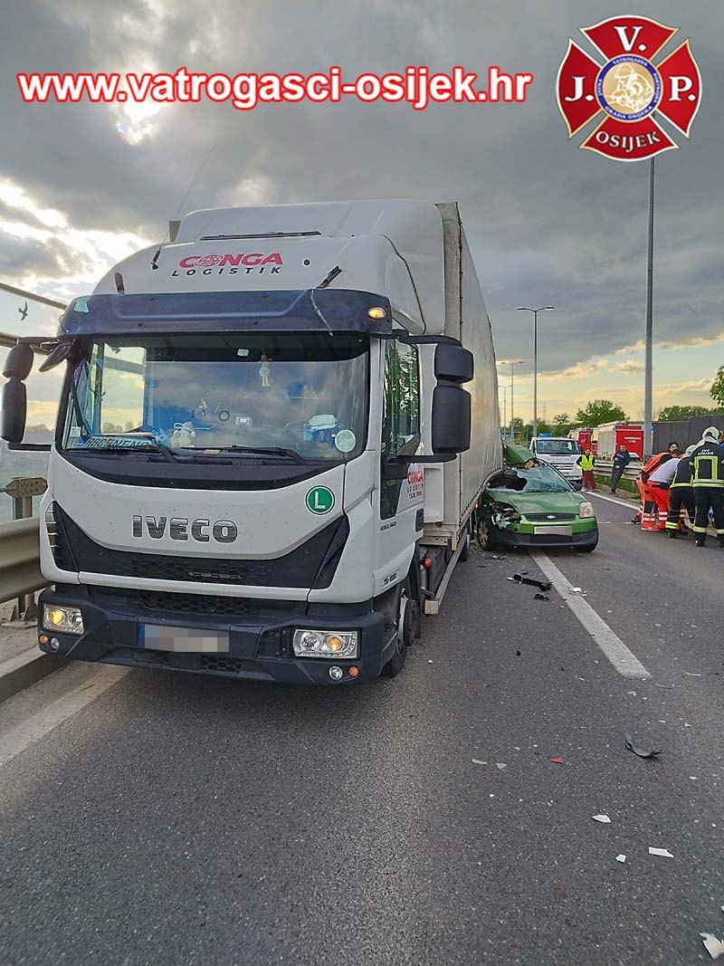 FOTO Auto podletio pod kamion u Osijeku, dvoje teško ozlijeđenih. Krov auta smrskan