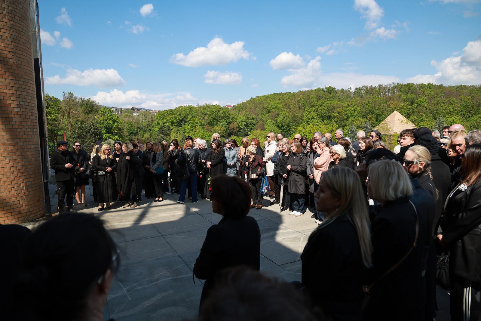 Na zagrebačkom Krematoriju obitelj i prijatelji oprostili su se od Danijele Car