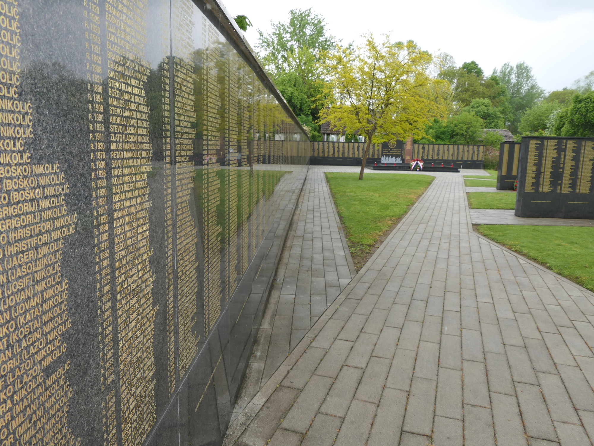 Plenković i Kajtazi  u Uštici položili vijenac za stradale Rome