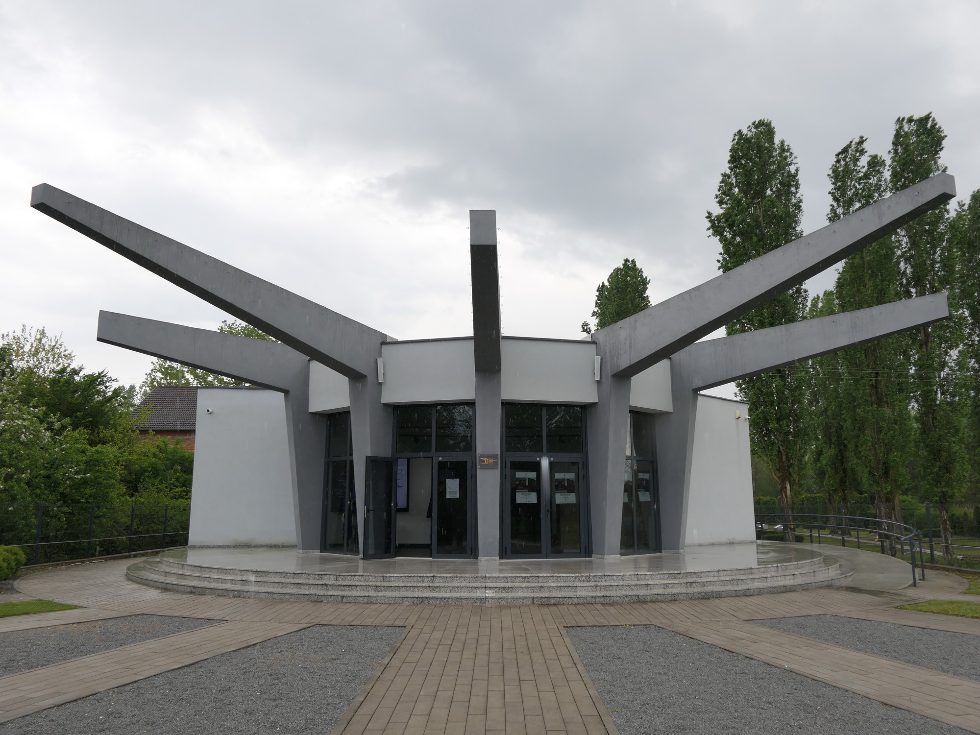 Plenković i Kajtazi  u Uštici položili vijenac za stradale Rome