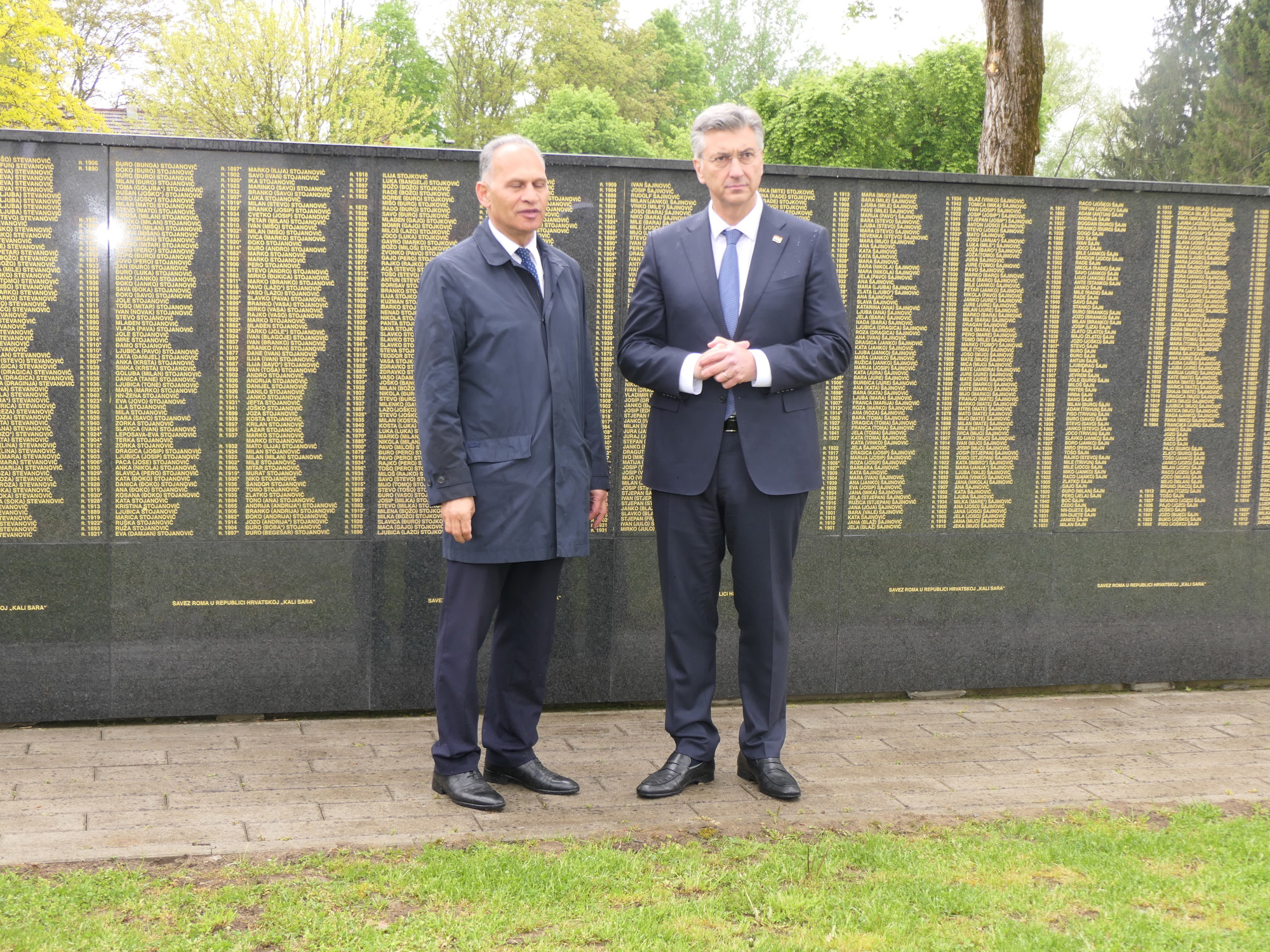 Plenković i Kajtazi  u Uštici položili vijenac za stradale Rome