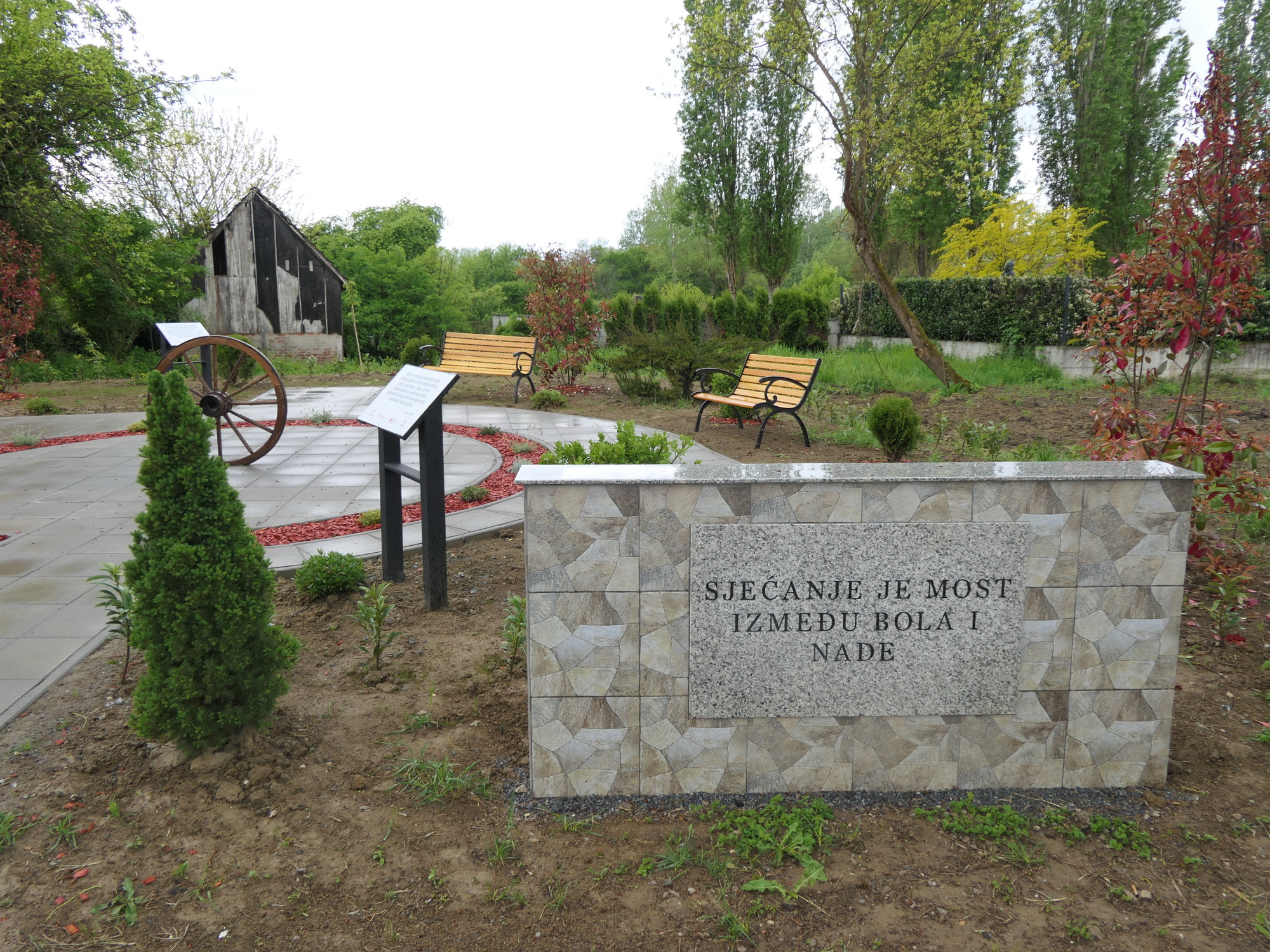 Plenković i Kajtazi  u Uštici položili vijenac za stradale Rome