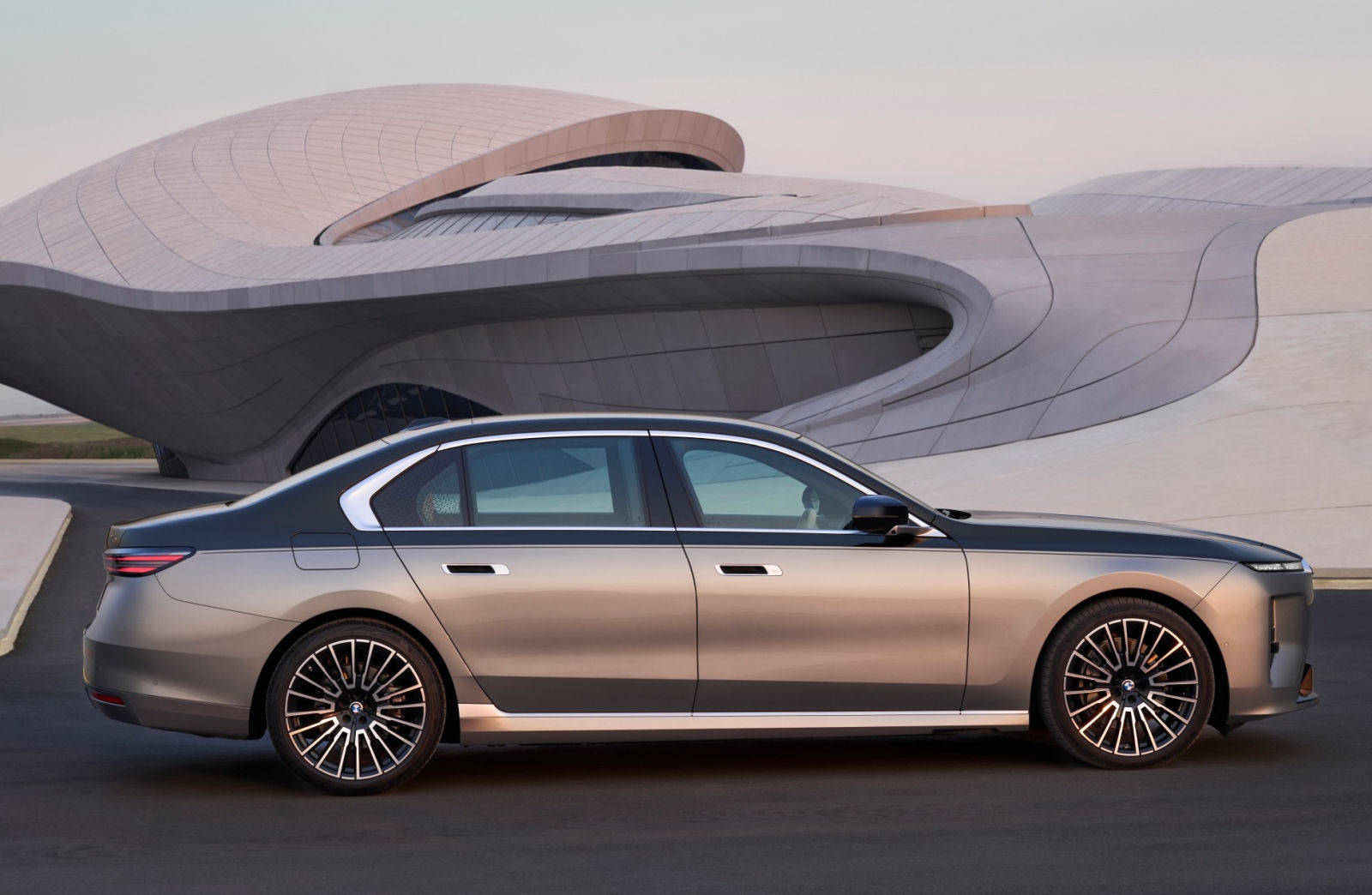 Predstavljen je osvježeni BMW Serije 7: Redizajn donosi tehnologiju Neue Klasse