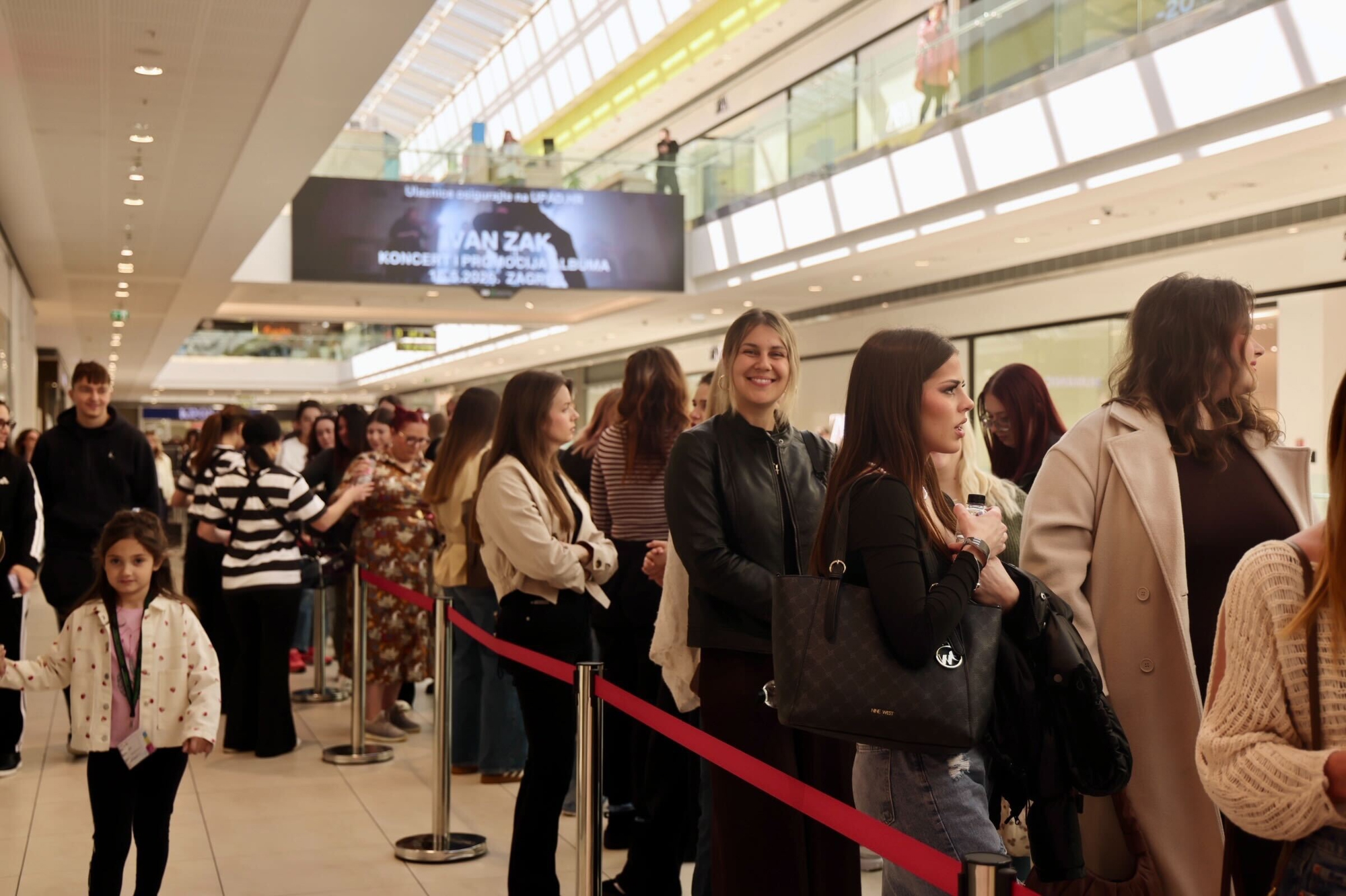 VELIKA GALERIJA Čekanje satima, bureci, zadaće... Kako je Hrvatska dočekala Sephoru