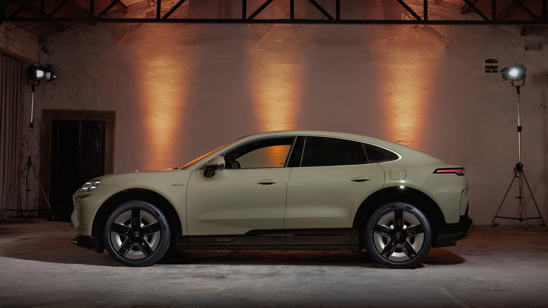 FOTO Električni Cayenne ubrzava kao 911, a može povesti cijelu obitelj i prikolicu