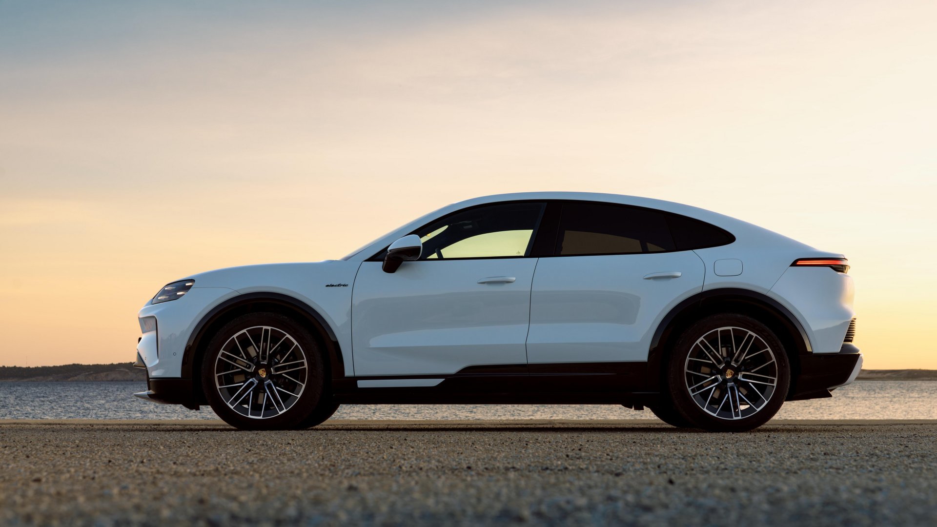 FOTO Električni Cayenne ubrzava kao 911, a može povesti cijelu obitelj i prikolicu
