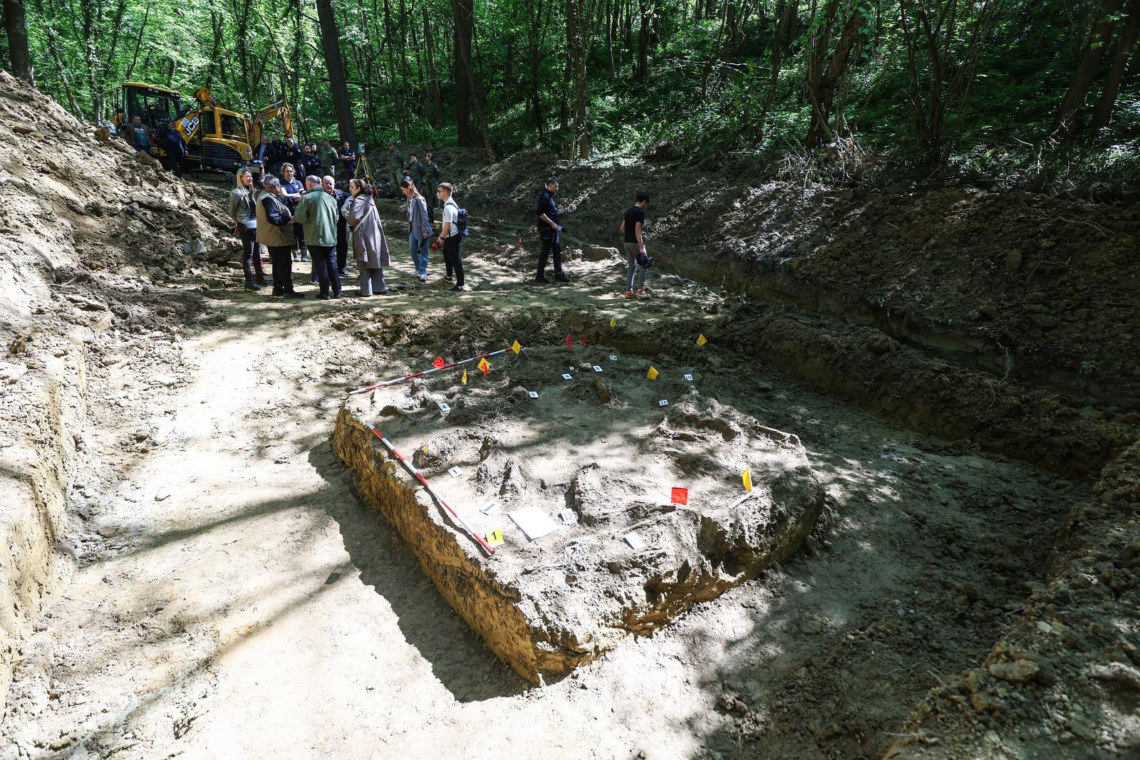Medved obišao masovne grobnice u Zagrebu: "Tolika količina žice kojom su vezani..."