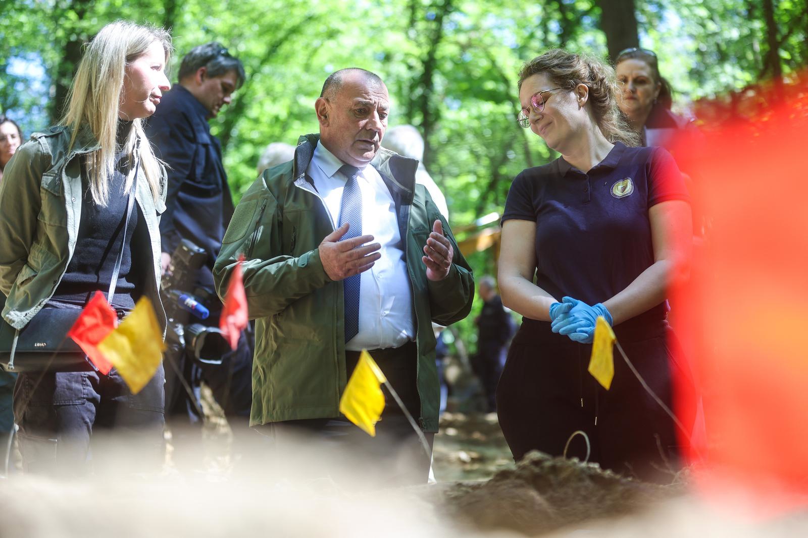 Medved obišao masovne grobnice u Zagrebu: "Tolika količina žice kojom su vezani..."