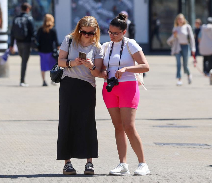 Zagreb je danas izgledao kao da je srpanj: Centrom zavladale minice i topovi