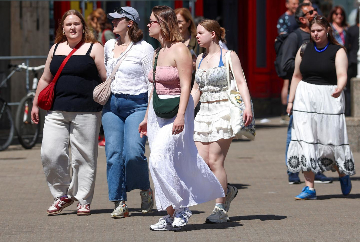 Zagreb je danas izgledao kao da je srpanj: Centrom zavladale minice i topovi