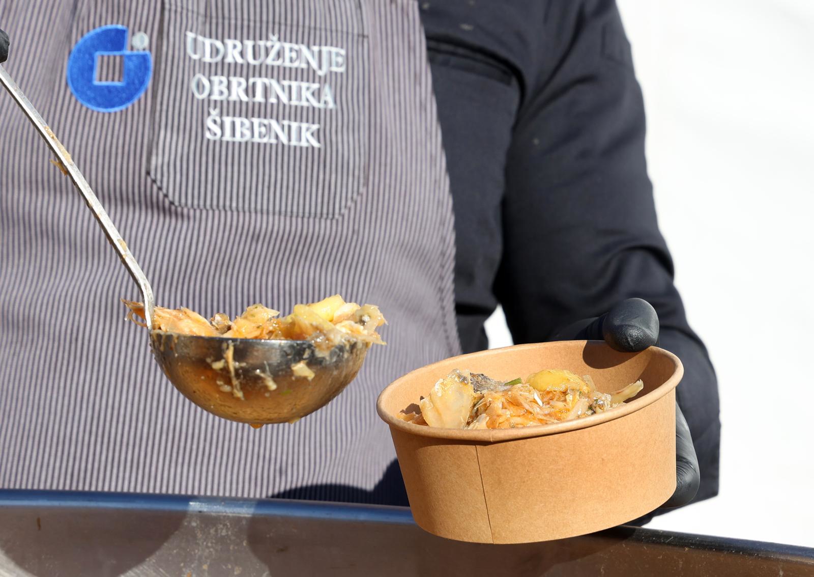 FOTO Svi razmišljaju samo o roštilju, a u Skradinu se razgrabio bakalar