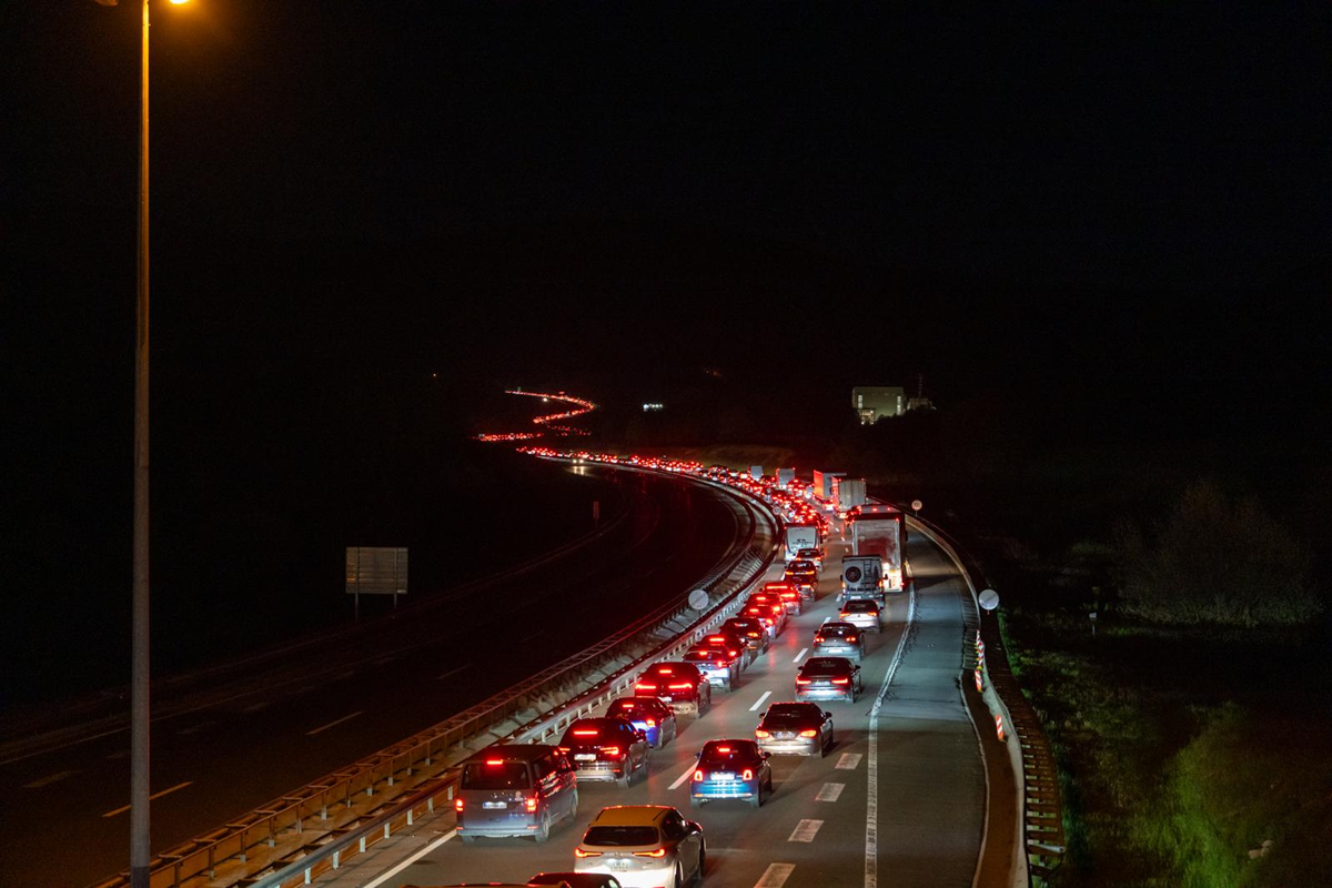 FOTO I VIDEO Nepregledna kolona ispred tunela na A1. Dvoje teško ozlijeđenih na A3
