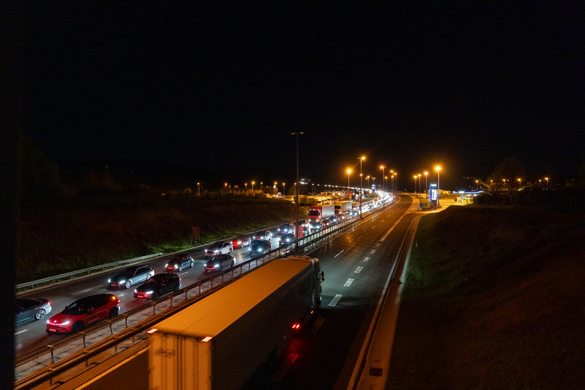 FOTO I VIDEO Nepregledna kolona ispred tunela na A1. Dvoje teško ozlijeđenih na A3
