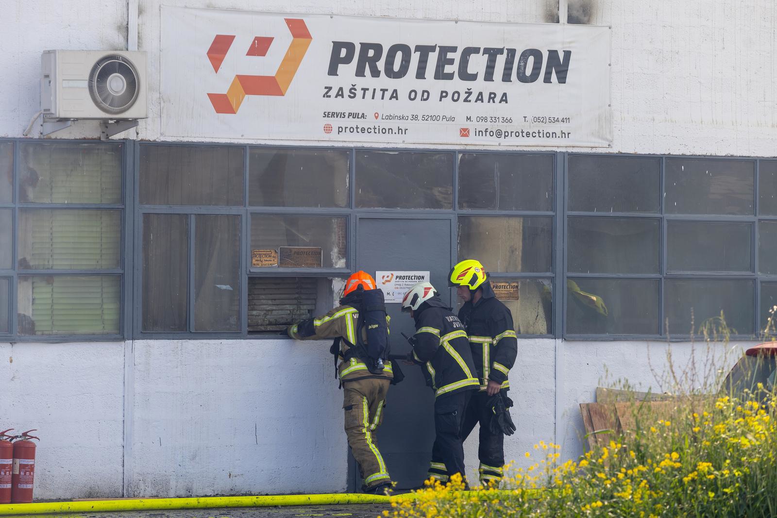 FOTO I VIDEO Gorjelo skladište protupožarnih aparata u Puli. Šteta je golema