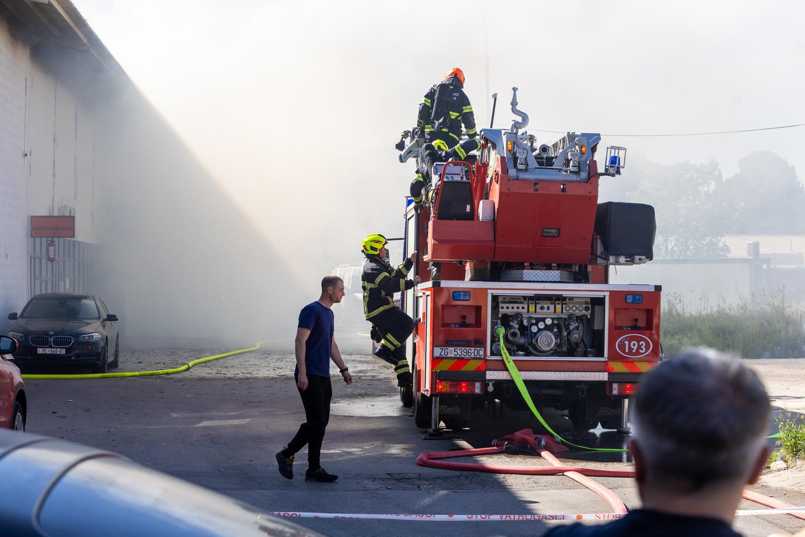 FOTO I VIDEO Gorjelo skladište protupožarnih aparata u Puli. Šteta je golema