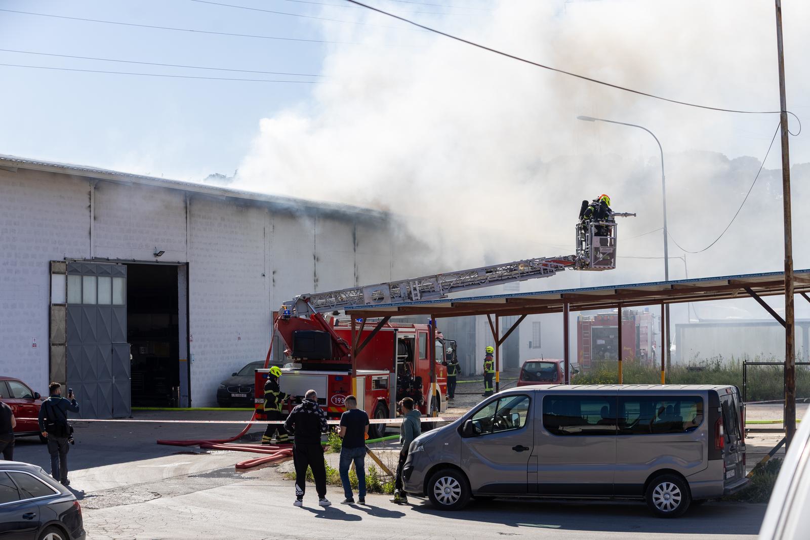 FOTO I VIDEO Gorjelo skladište protupožarnih aparata u Puli. Šteta je golema