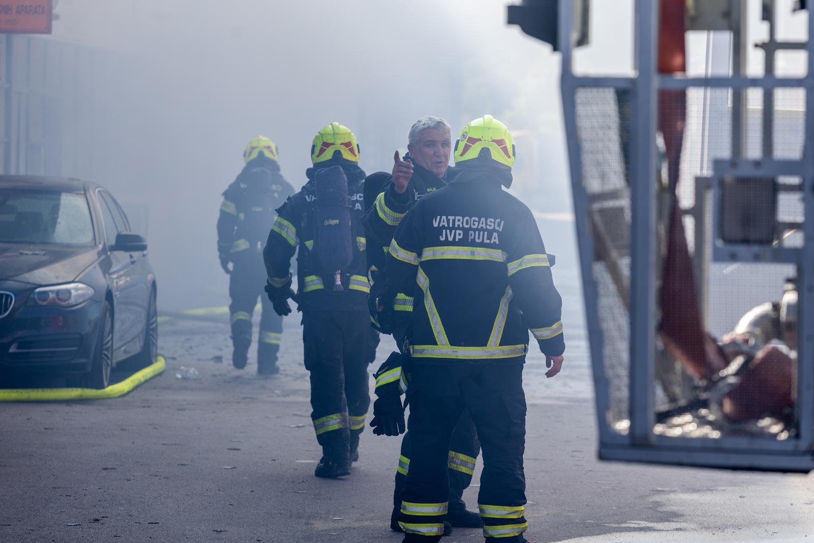 FOTO I VIDEO Gorjelo skladište protupožarnih aparata u Puli. Šteta je golema