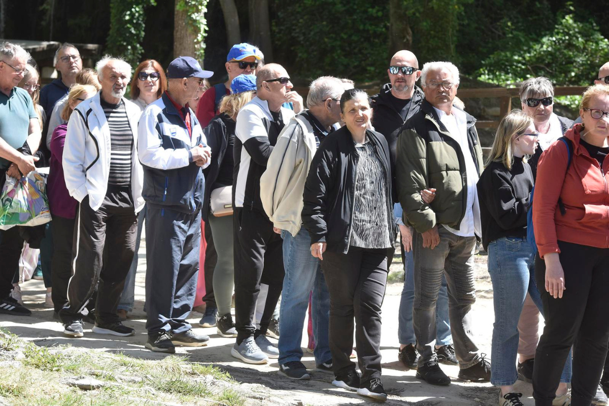 FOTO U Skradinu se dijeli grah za Praznik rada, stvaraju se redovi