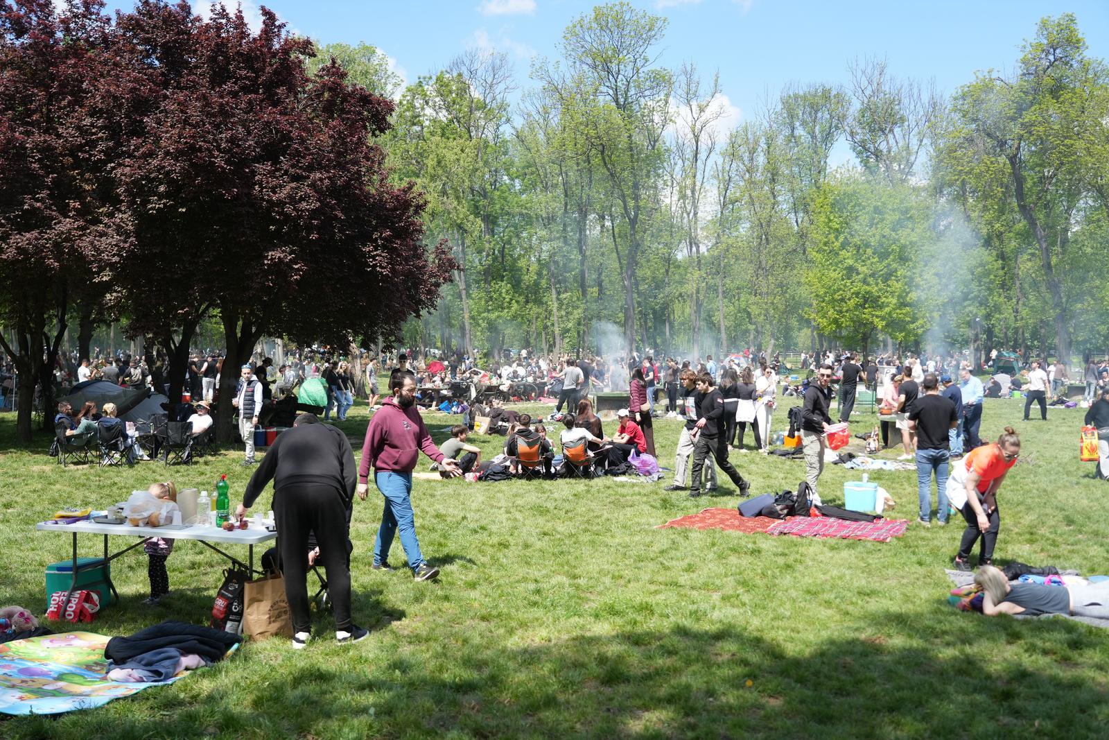 FOTO Grah se krčka, trubači sviraju. Ovako izgleda Prvi maj u Beogradu