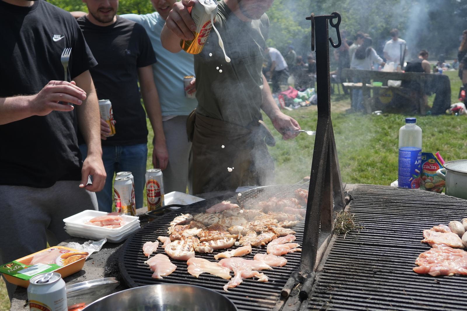 FOTO Grah se krčka, trubači sviraju. Ovako izgleda Prvi maj u Beogradu