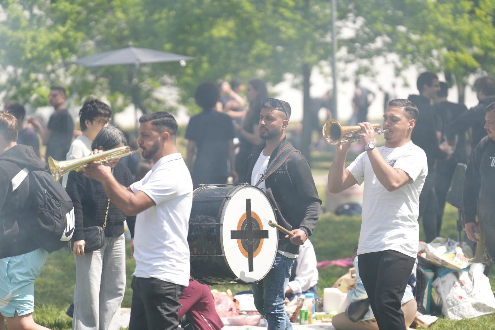 FOTO Grah se krčka, trubači sviraju. Ovako izgleda Prvi maj u Beogradu