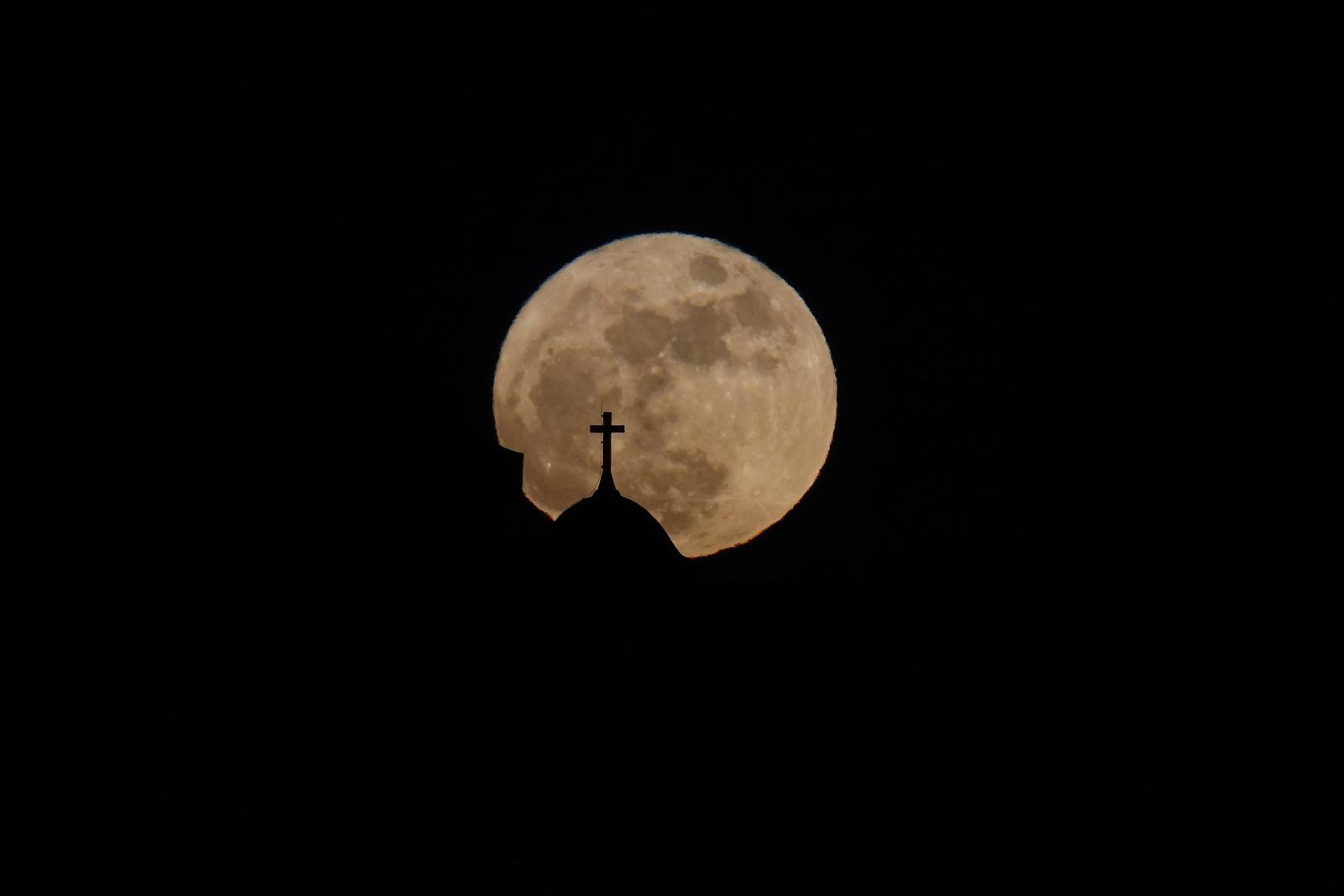 FOTO Plavi Mjesec oduševio Hrvatsku, prizori od sinoć su spektakularni