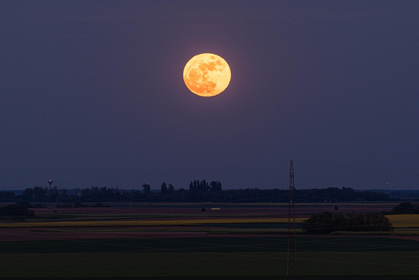 FOTO Plavi Mjesec oduševio Hrvatsku, prizori od sinoć su spektakularni