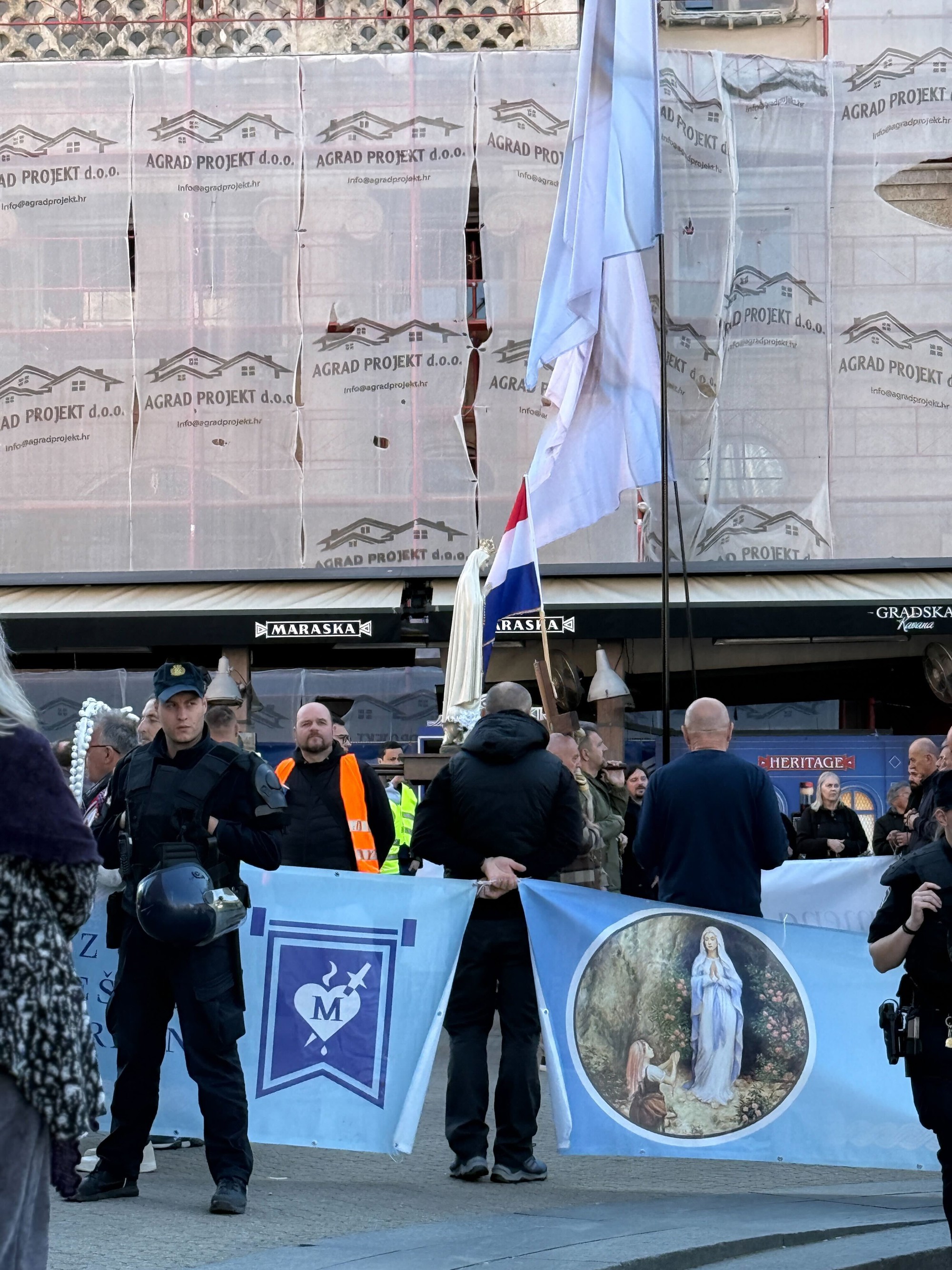VIDEO I FOTO Klečanje na Trgu, došli prosvjednici. Policija napravila kordon