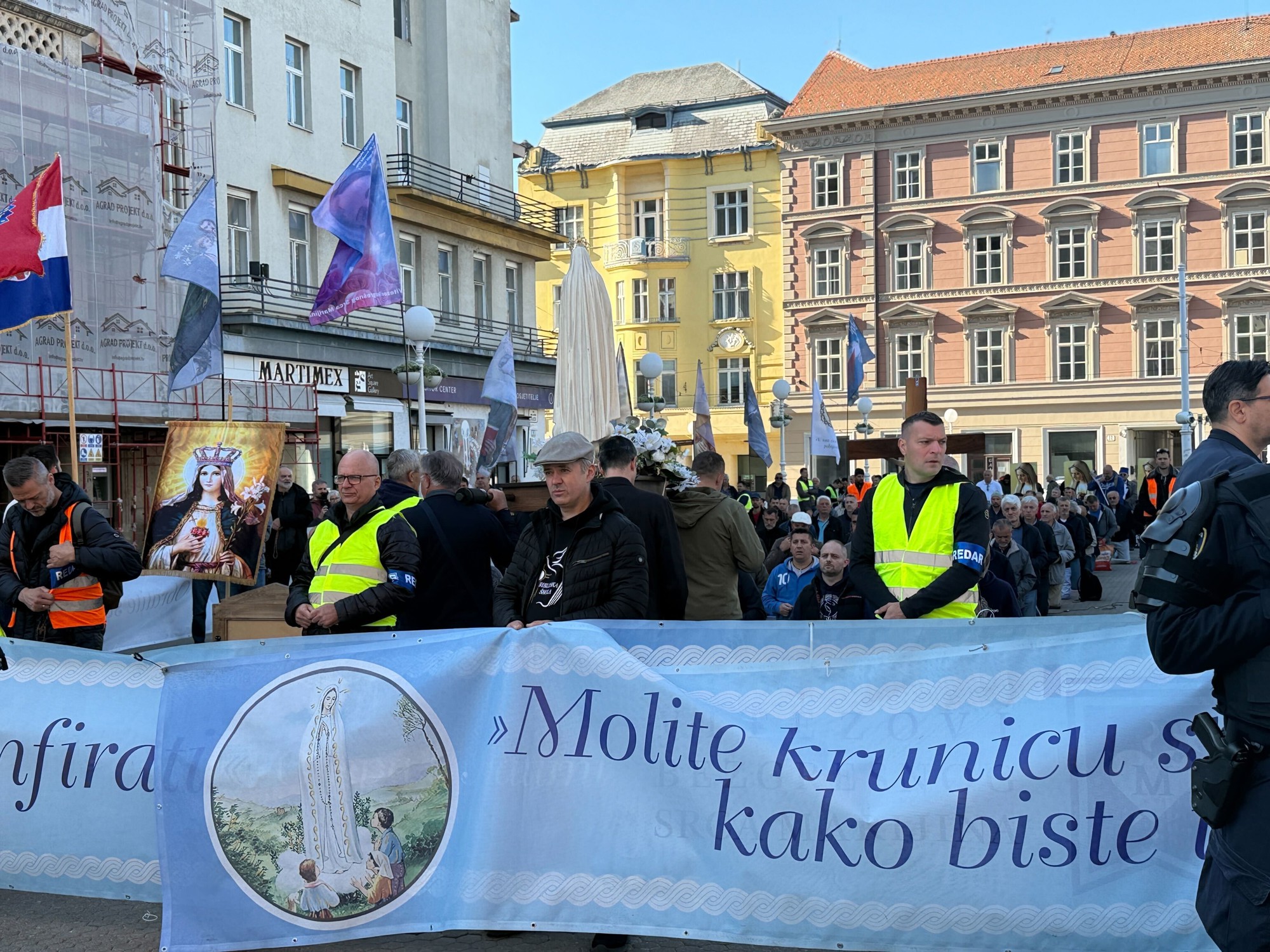 VIDEO I FOTO Klečanje na Trgu, došli prosvjednici. Policija napravila kordon