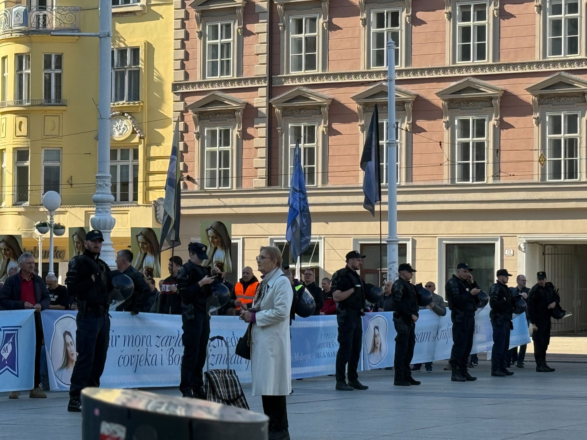 VIDEO I FOTO Klečanje na Trgu, došli prosvjednici. Policija napravila kordon