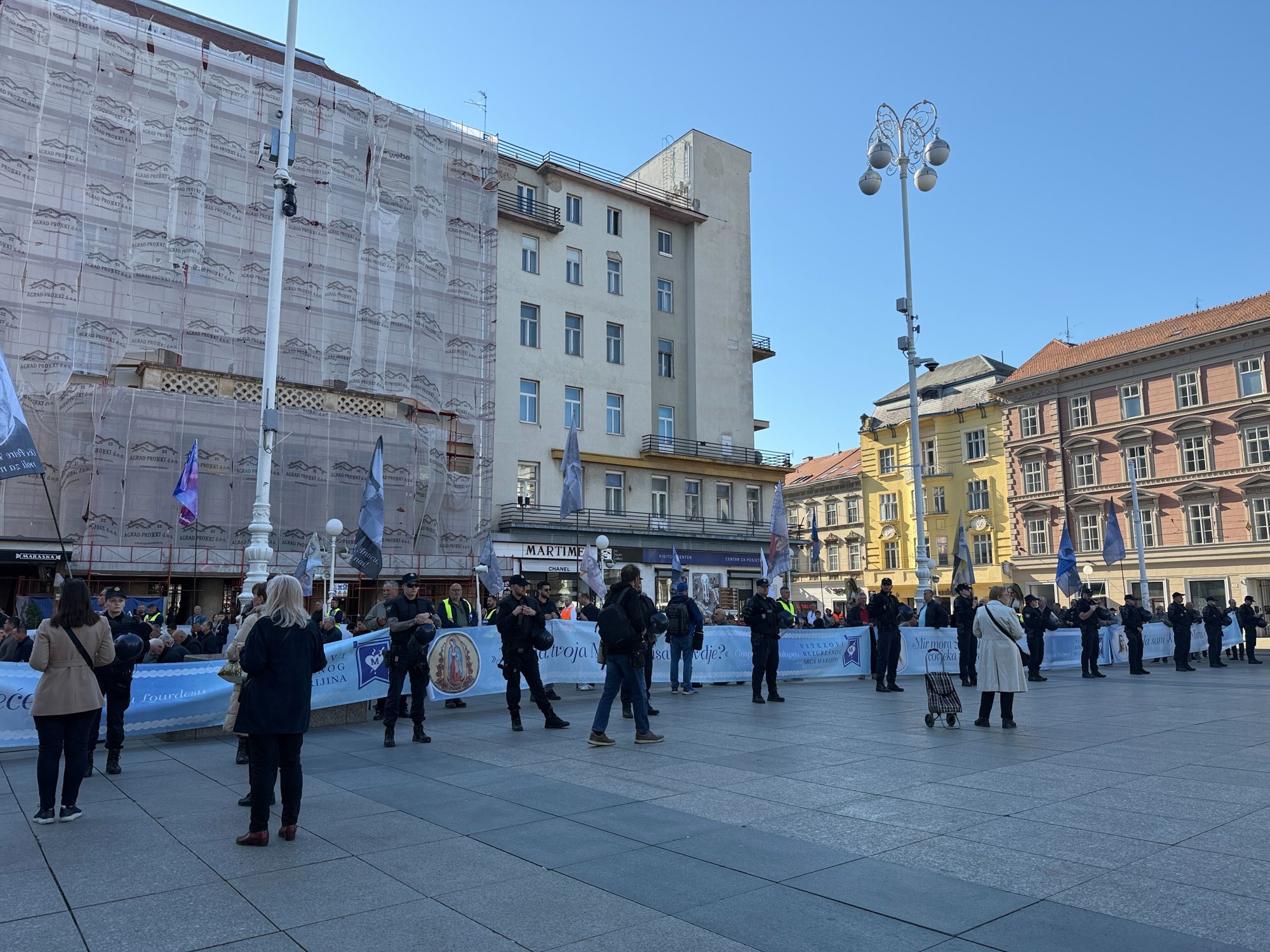 VIDEO I FOTO Klečanje na Trgu, došli prosvjednici. Policija napravila kordon